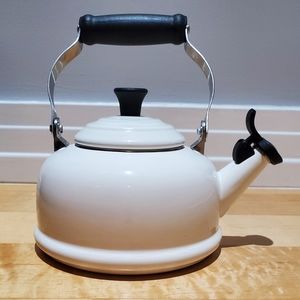 Le Creuset Classic Whistling Kettle 1.7 Quarts / 1.6 Litres